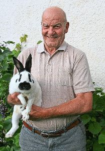 Karl Beuter wird heute 80 Jahre alt. Sein Hobby, die Kaninchenzucht, macht ihm immer noch große Freude.  Foto: Henger Foto: Schwarzwälder-Bote