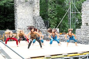 Ein beeindruckendes Bild gaben die Tänzerinnen in der Melchinger Ruine ab.  Foto: Pfister Foto: Schwarzwälder-Bote