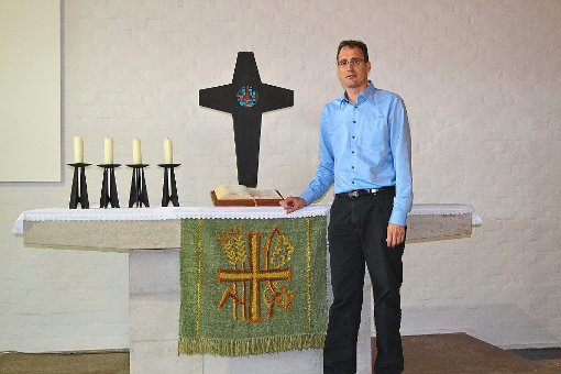 Pfarrer Markus Steinhilber vor dem Altar der Christuskirche in Locherhof. Hier wird er am Sonntag, 24. Juli, mit einem Gottesdienst verabschiedet. Foto: Fleig Foto: Schwarzwälder-Bote