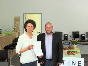Tribergs Realschulkonrektor Thomas Serazio überreicht Christina Nagel die Dankurkunde des Landes.     Foto: Realschule Foto: Schwarzwälder-Bote