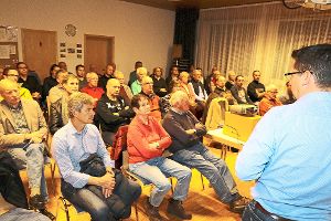 Sehr gut besucht ist die Versammlung der Bürger in Rietheim, die sich für die Ortsentwicklung informieren wollen. Knut Maier (rechts) zeigt die Ergebnisse auf. Foto: Kommert Foto: Schwarzwälder-Bote
