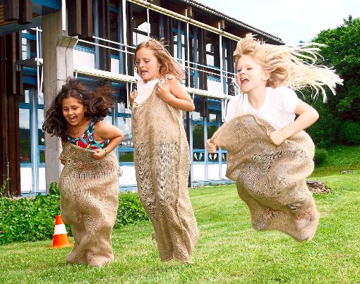 Bewegungsspiele wie Sackhüpfen gehören zum Schulfest dazu. Foto: Wagner Foto: Schwarzwälder-Bote