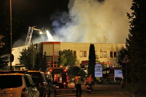 Ein Feuer in einer mehr als tausend Quadratmeter großen Lagerhalle bei Sinsheim hat die Feuerwehr in der Nacht in Atem gehalten. Foto: www.7aktuell.de |