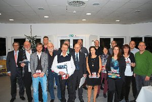 Ridi-Geschäftsführer Manfred Diez (links) ehrte die Betriebsangehörigen, die dieses Jahr Jubiläen feiern. Foto: Janson Foto: Schwarzwälder-Bote