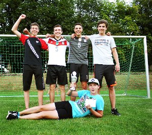 So sehen Sieger aus: Andreas und seine Asiaten haben das Elfmeterschießen des TSV Ebingen gewonnen. Foto: Eyrich Foto: Schwarzwälder-Bote