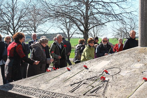 Besucher der Feier 70 Jahre nach Kriegsende legen am  Gedenkmal  Blumen nieder.  Foto: Müller Foto: Schwarzwälder-Bote