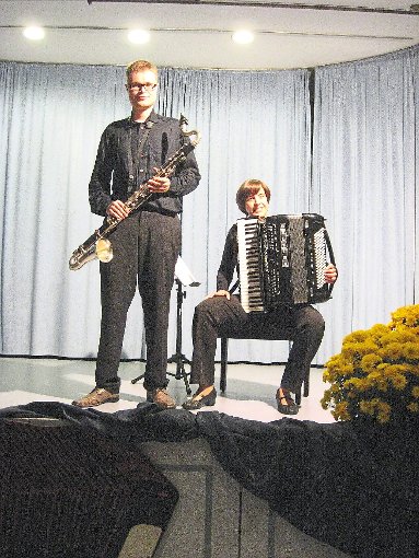 Hans-Günther Kölz und Ramona Merk harmonieren perfekt als Duo mit Saxofon und Akkordeon. Foto: Däuble Foto: Schwarzwälder-Bote