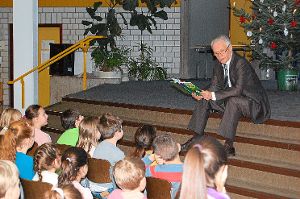 Heinz Hornberger liest zur Freude der Kinder eine Geschichte in der Aula vor.   Foto: Waldachtalschule Foto: Schwarzwälder-Bote