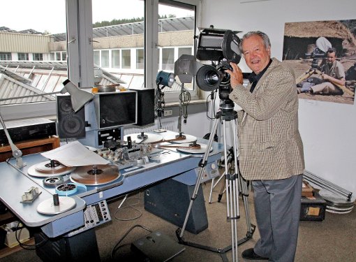 Hermann Schlenker im Forum am Bahnhof, wo seine Ausrüstung – von der Kamera bis zum Schneidetisch –  zu sehen ist.                   Foto: Hübner Foto: Schwarzwälder-Bote