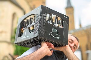 Sich mit der hauseigenen Biermarke Preußens zuprosten kann man ab sofort im Biergarten der Burg Hohenzollern. Foto: Beck
