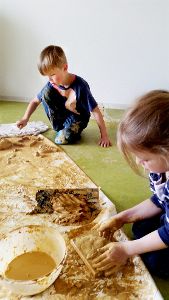 So wie der afrikanische Junge in einer Filmszene formen auch Kinder von St. Michael Ziegelsteine aus Lehm.  Foto: Hatzenbühler Foto: Schwarzwälder-Bote