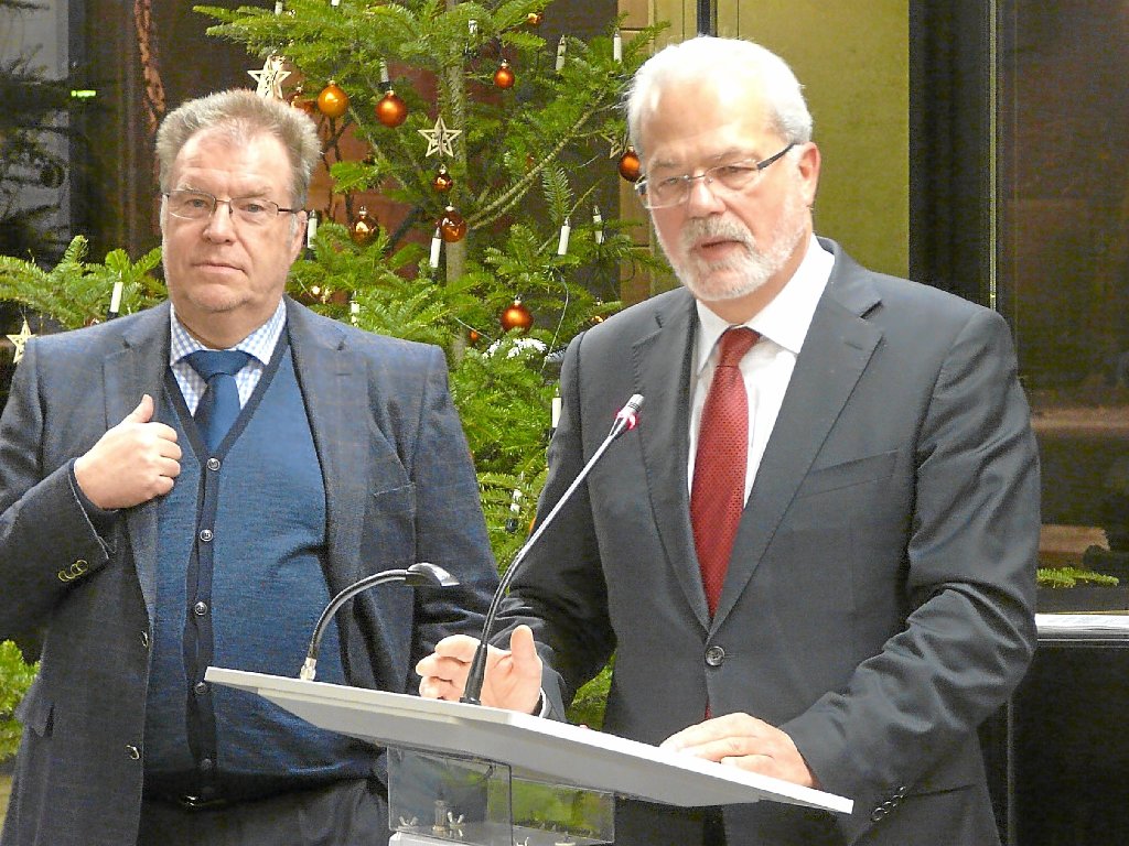 Bei der Beantwortung von Fragen wurde Norbert Zeller (rechts) von Bürgermeister Volker Bäuerle unterstützt Foto: Eitel