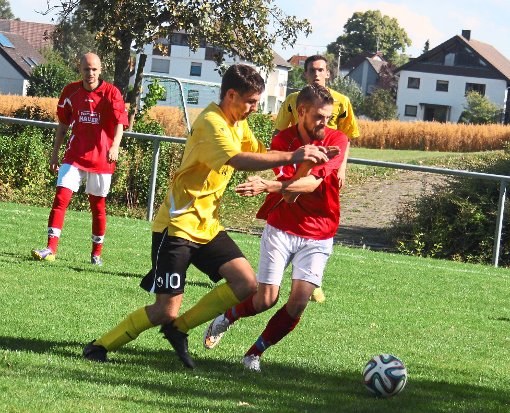Der SV Zimmern II (gelbe Trikots), der in der ersten Runde locker und leicht beim SV Villingendorf II (rote Trikots) mit 9:0 gewann, spielt am Mittwoch bei der FSV Schwenningen. Foto: Peiker