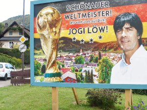 An der Bundesstraße grüßt der Weltmeister-Trainer von der Plakatwand. Foto: Maldacker