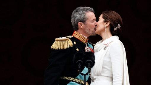 Das neue dänische Königspaar: Frederik X. und seine Frau Mary küssen sich – und strafen die Gerüchte Lügen. Foto: AFP/THOMAS TRAASDAHL