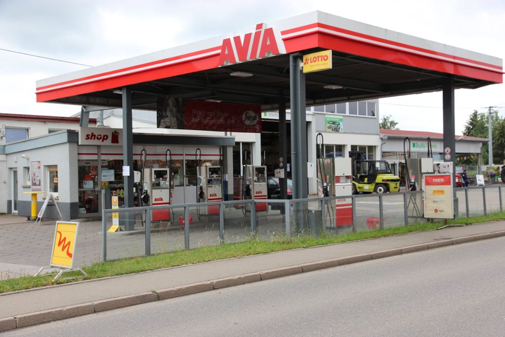 In der Nacht zum Mittwoch ist die Avia-Tankstelle in Eutingen von einem bewaffneten Räuber überfallen worden. Der maskierte Unbekannte zwang die Kassiererin mit einer Waffe zur Herausgabe des Geldes.