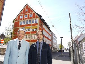 Akif und Mehmet Tosun vor den Gebäuden, die sie zum Hotel umbauen wollen. Foto: Eyrich