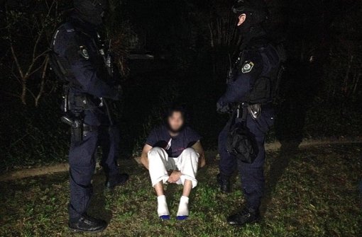 Ein Bild zeigt die Festnahme eines Terroverdächtigen in einem Vorort von Sydney. Foto: dpa/NSW POLICE