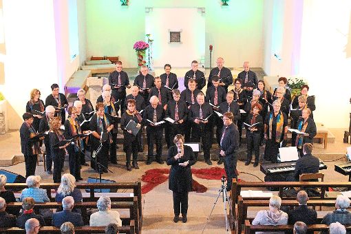 Als Unterstützung für die Solisten oder als musikalische Einheit, die St. Otmar Voices beeindrucken. Foto: Seepold Foto: Schwarzwälder-Bote