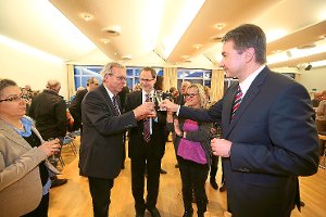 CDU-Gemeinderäte freuen sich mit dem künftigen CDU-Bürgermeister (von links): Bernd Hezel, Gunther Dreher und Maria Noce gratulieren dem Wahlsieger Detlev Bührer. Foto: Eich