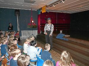 Clown Otsch brachte den Kindern spannende Geschichten rund um das Weihnachtsfest näher. Foto: Jehle Foto: Schwarzwälder-Bote