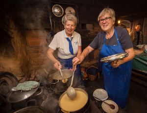 Die Landfrauen aus Gutach bereiten am Samstag, 7. Oktober, im Freilichtmuseum Vogtsbauernhof herbstliche Leckereien zu. Unter anderem wird Erdäpfelsupp gekocht. Foto: Museum