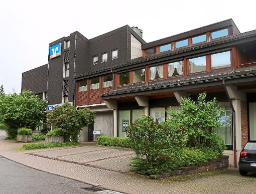 Das Baugesuch der Raiffeisenbank zum Teilabbruch des Bankgebäudes im Ziegelweg wurde vom Ebhauser Gemeinderat zurückgestellt. Foto: Priestersbach Foto: Schwarzwälder-Bote