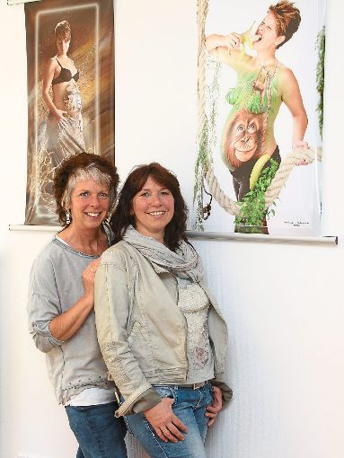 Isabella Wackerzapp (links) und  Evelina Iacobino laden zur Ausstellung Bodypainting ein. Foto: Wackerzapp Foto: Schwarzwälder-Bote