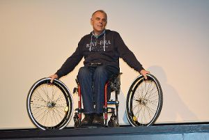 Im umgerüsteten Rollstuhl hat Weltenbummler Andreas Pröve Indien erlebt. In der Hausacher Stadthalle erzählte er  jetzt seine spannenden Geschichten von Göttern, Gurus, Kobras und Chilischoten.  Foto: Wölfle