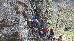Die ersten Kraxelerfahrungen können Interessierte an der Felswand unterhalb der Burgruine  sammeln. Foto: Verein Foto: Schwarzwälder-Bote