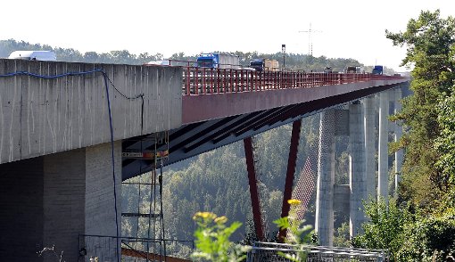 Die Neckartalbrücke ächzt unter dem ständig zunehmenden Schwerlastverkehr. Foto: Hopp