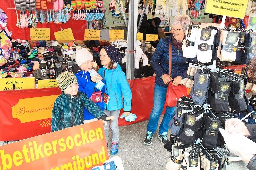Nur wenige Besucher kommen zum Löffinger Maimarkt. Für die drei Enkel (von links) Maike, Sophie und Maja gibt es hier neue Socken von Oma Doris Kech.  Foto: Bächle Foto: Schwarzwälder-Bote