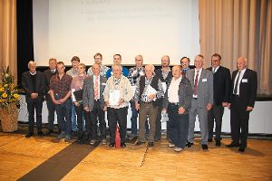 Die Geehrten der Kreisbauernverbände Tübingen und Zollernalb mit ihren Kreisobmännern und Geschäftsführer Martin Zaiser (ganz rechts).  Foto: Rapthel-Kieser Foto: Schwarzwälder-Bote