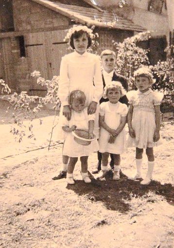 In den 1960er-Jahren waren die Kinder stolz, am Fronleichnamsumzug in Eutingen mitlaufen zu dürfen. Die weiblichen Kommunionkinder liefen nach ihrem ersten Weiß Sonntag im Kleid beim Fronleichnamsumzug mit. Foto: Feinler Foto: Schwarzwälder-Bote