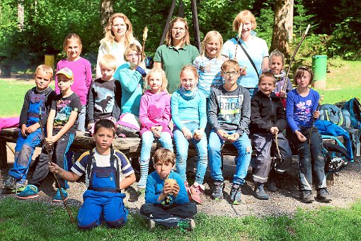 Eine interessante Woche verbrachten 14 Kinder aus Dornstetten, Aach und Hallwangen zum Abschluss des Kinderferienprogramms mit Susanne Rinck, Yvonne Krämer und Charlotte Kretschmer (hinten, von links) im Hallwanger Barfußpark.  Foto: Sannert Foto: Schwarzwälder-Bote