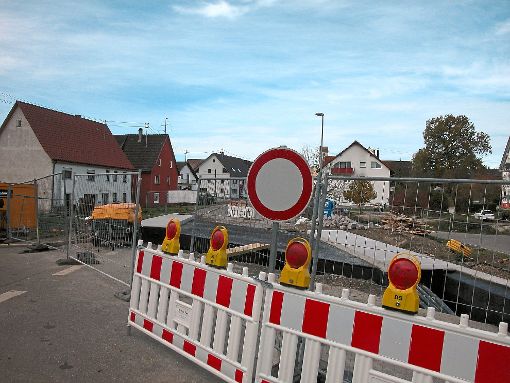 Wer den direkten Weg von Wilflingen nach Wellendingen wählt, steht wegen der Brückensanierung vor verschlossenen Türen. Noch, sagt das Straßenbauamt. Foto: Pfannes