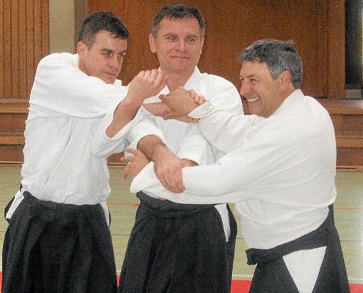 Aikido-Meister Gianni Gioconto (rechts im Bild) demonstriert die hohe Kunst, selbst in schwierigen Situationen den Überblick zu behalten und präzise, effektive Bewegungen auszuführen. Foto: Fetzer Foto: Schwarzwälder-Bote