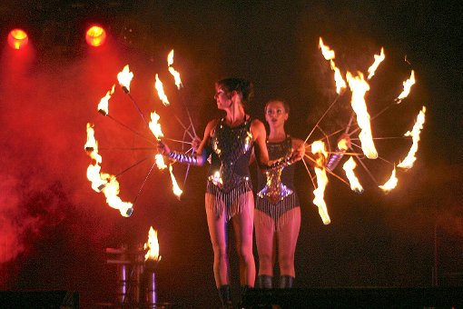 Akrobatik in Perfektion, in Szene gesetzt mit Licht und Feuer, bekamen die Zuschauer bei Flammandra zu sehen. Foto: Keck