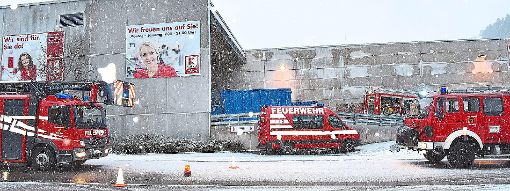 Nachdem ein Brandmelder und ein Sprinkler im Kaufland in der Schramberger Nordstadt Alarm ausgelöst hatten, suchte die Feuerwehr im Bereich der Warenannahme nach der Ursache. Der Einkaufsmarkt selbst war nicht betroffen. Foto: Wegner