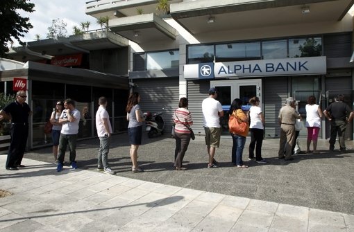 Lange Schlangen bilden sich an den griechischen Banken. Von Montag an bleiben die Geldhäuser geschlossen. Foto: dpa