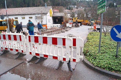 Die Arbeiten an der Markgrafenbrücke in Bad Liebenzell wurden wieder aufgenommen. Foto: Krokauer Foto: Schwarzwälder-Bote