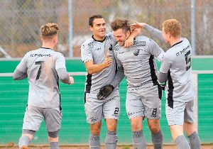 Es läuft beim FC Pfaffenweiler: Sebastian Merz (Nummer 8) hat soeben das 2:0 erzielt. Felix Ohlhauser, Mario Bühler und Marc Rohrer (von links) freuen sich mit ihm. Foto: Sigwart