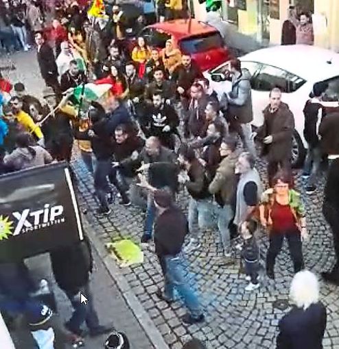 Ein Video zeigt die Eskalation vor dem türkischen Vereinslokal.  Foto: Screenshot