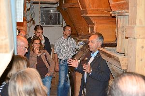 Tobias Brenner  (rechts)  erklärte den  Besuchern, wie die Mühle noch vor einigen Jahrzehnten arbeitete.  Foto: Bausch Foto: Schwarzwälder-Bote