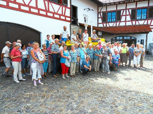 Die Alterswehr aus Schenkenzell-Kaltbrunn mit 50 Teilnehmern vor dem Auto- und Traktormuseum in Gebhardsweiler.  Foto: Weis Foto: Schwarzwälder-Bote