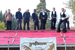 Zimmermeister Timo Großmann (rechts) mit seinen Mitarbeitern auf dem Dach des Neubaus. Foto: Bechtle Foto: Schwarzwälder-Bote