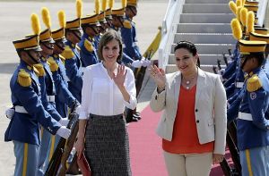 Letizia von Spanien bei der Ankunft in Honduras. Die Königin ist vier Tage in Mittelamerika unterwegs. Foto: EPA