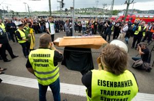 Symbolisch trugen die Eisenbahnler am Stuttgarter Hauptbahnhof ihre Sozialstandards zu Grabe. Foto: dpa