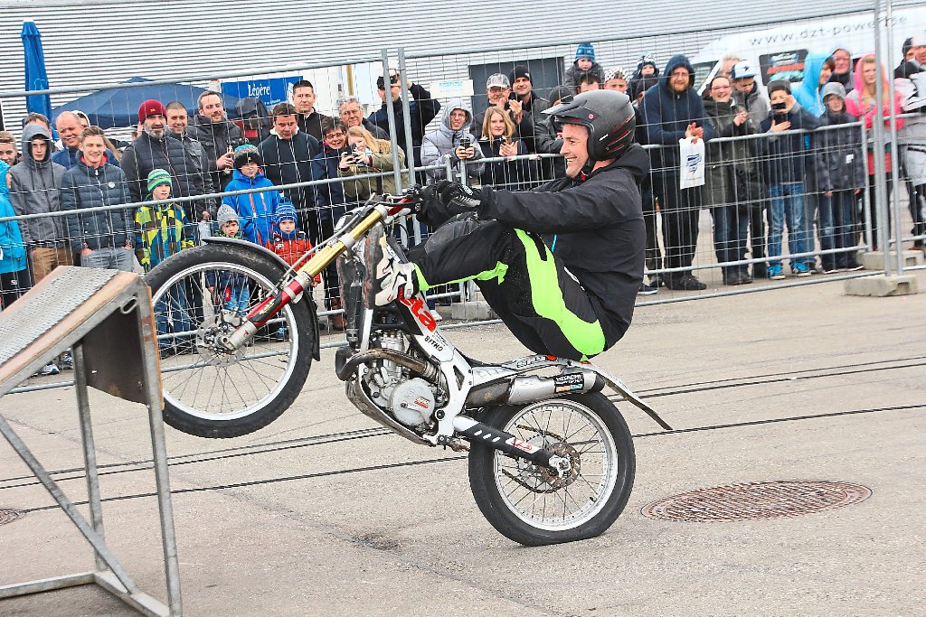 Mike Auffenberg aus Thüringen zeigte mit eindrucksvollen Stunts, was man mit einem Motorrad so alles machen kann – wenn man’s kann.