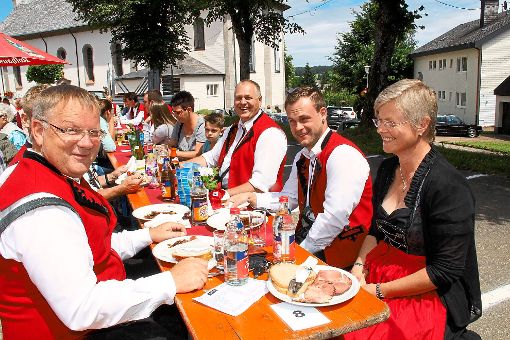 Hier strahlen die Dorfmusikanten mit ihrem Dirigenten (links) über das wohlverdiente Mittagessen. Fotos: Kienzler Foto: Schwarzwälder-Bote